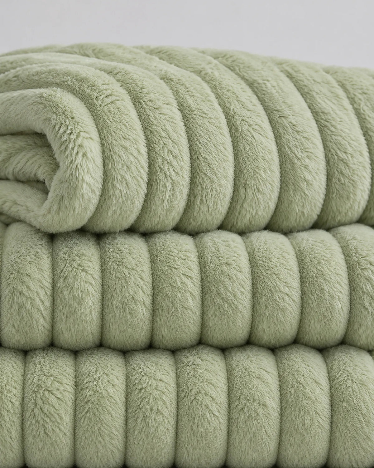 The Cherish Company — ArdoToasty™ Oversized Plush Fleece Blanket in Green
