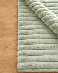 The Cherish Company — ArdoToasty™ Oversized Plush Fleece Blanket in Green